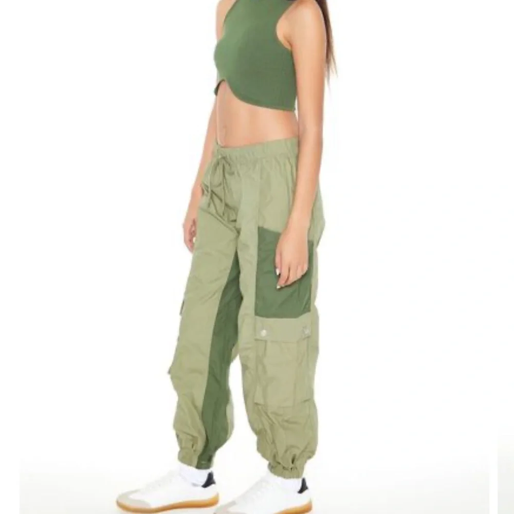 Forever 21 Colorblock Drawstring Cargo Joggers, Size XS - Picture 2 of 14